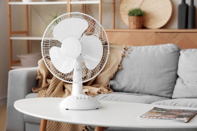 Unde să pui ventilatorul pentru a răcori cu adevărat camera. Aşa nu vei mai avea nevoie de aer condiţionat