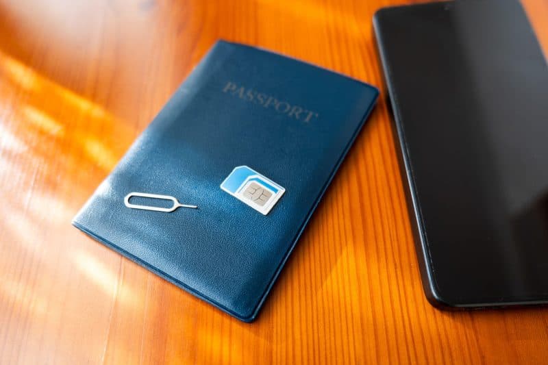 Vodafone lansează eSIM de vacanță pentru peste 90 de țări. Cât costă internetul mobil în roaming și cum funcționează noul serviciu