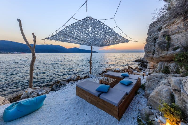 Insula din Grecia care îi face pe turiști să revină an de an. Are plaje spectaculoase și sate de poveste