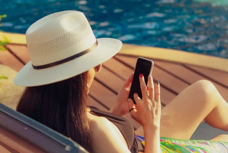 Greșeala care îți poate aduce costuri uriașe la telefon în vacanță. Avertismentul ANCOM pentru românii care pleacă în străinătate