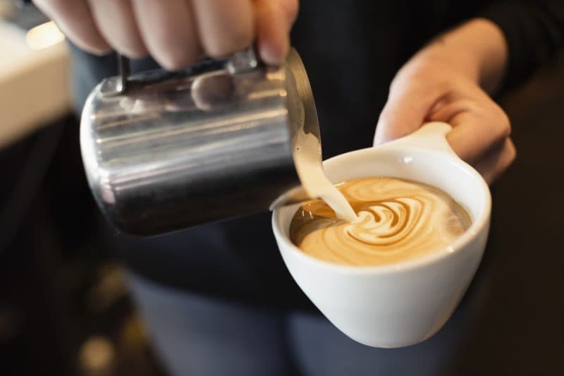 Cum a ajuns cafeaua din București la prețul uneia din Paris. Analiza unei scumpiri care ridică semne de întrebare