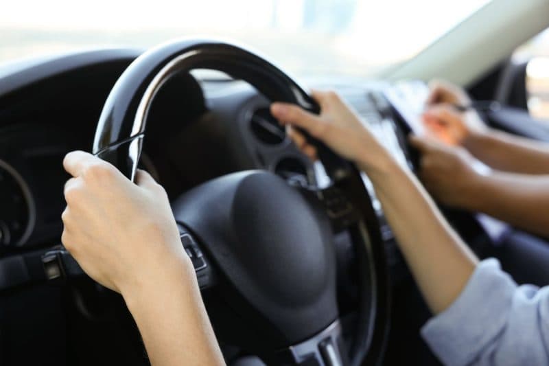 Regulă nouă pentru șoferii cu experiență sub doi ani. Amenzile propuse sunt uriașe, ce mașini nu ar mai avea voie să conducă