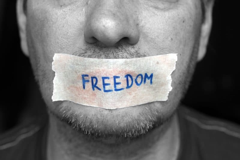 Ce este libertatea de exprimare şi când poţi fi sancţionat, conform legii. Ţi se poate deschide chiar şi dosar penal dacă nu eşti atent