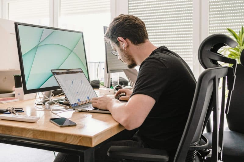 Statul pe scaun mai mult de 30 de minute fără pauză, asociat cu un risc mai mare de deces prin cancer
