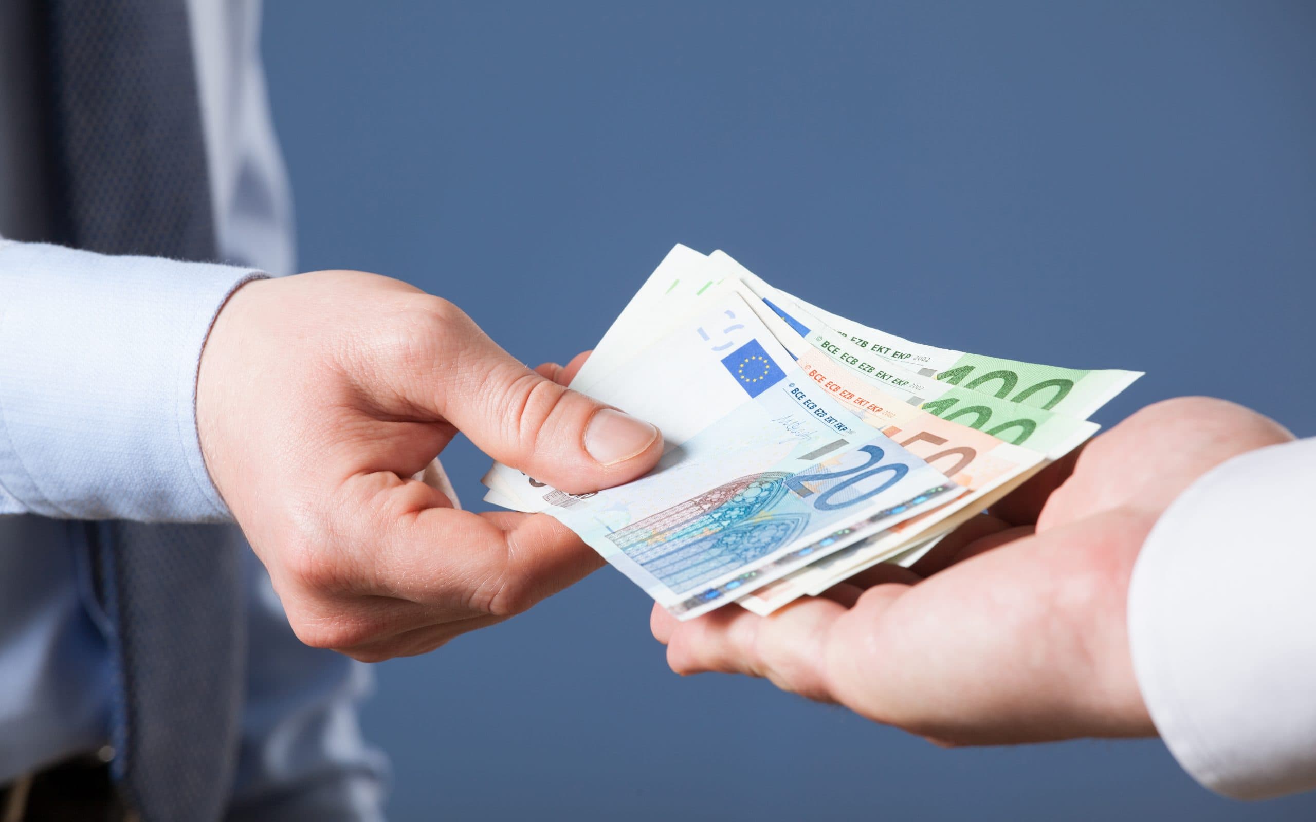 Acuzații de trafic de influență în Argeș: bărbat prins după ce ar fi promis intervenții la un judecător pentru 5.000 de euro