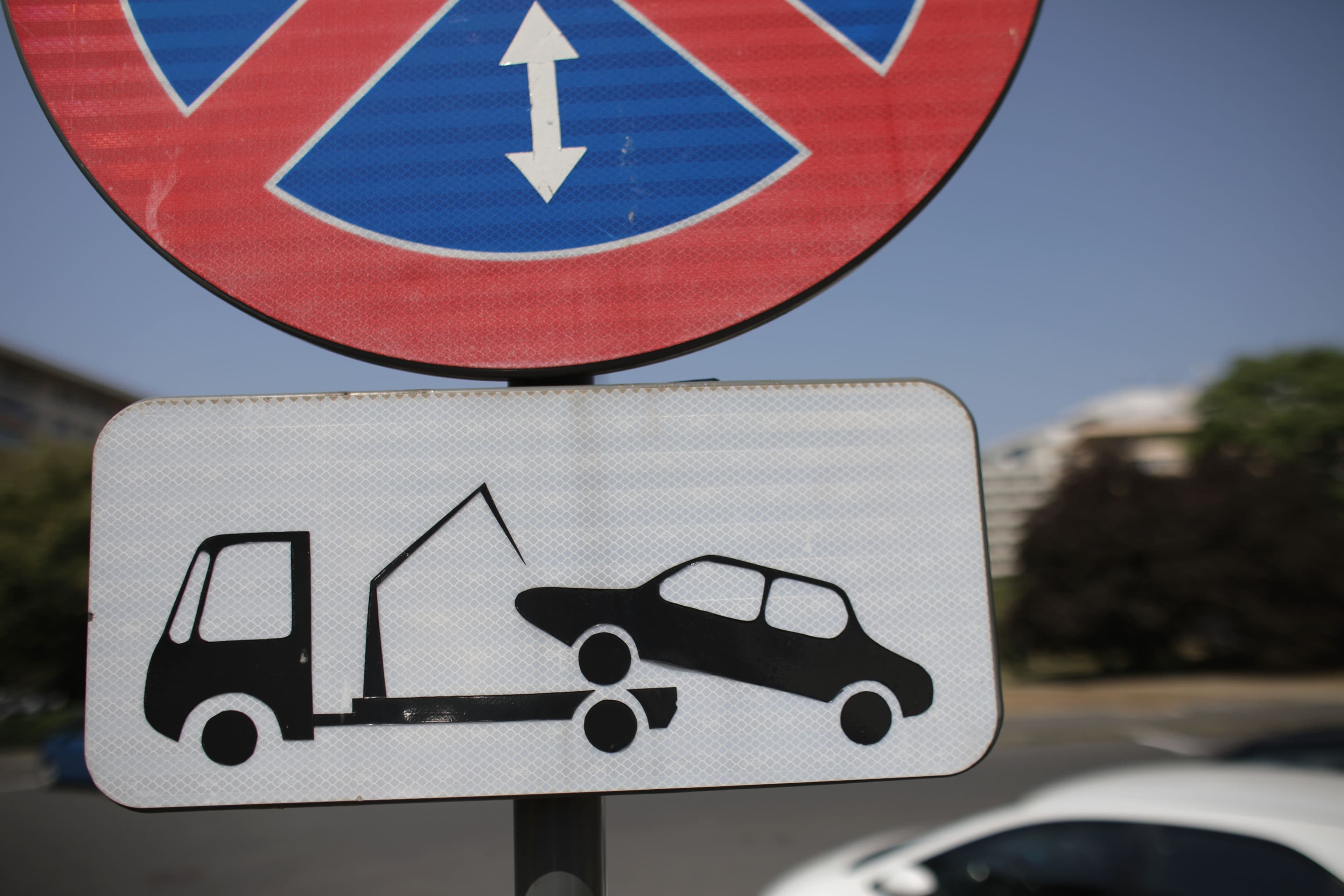 Noi reguli pentru ridicarea mașinilor parcate neregulamentar în București. Care este cel mai mic tarif de recuperare a vehiculului