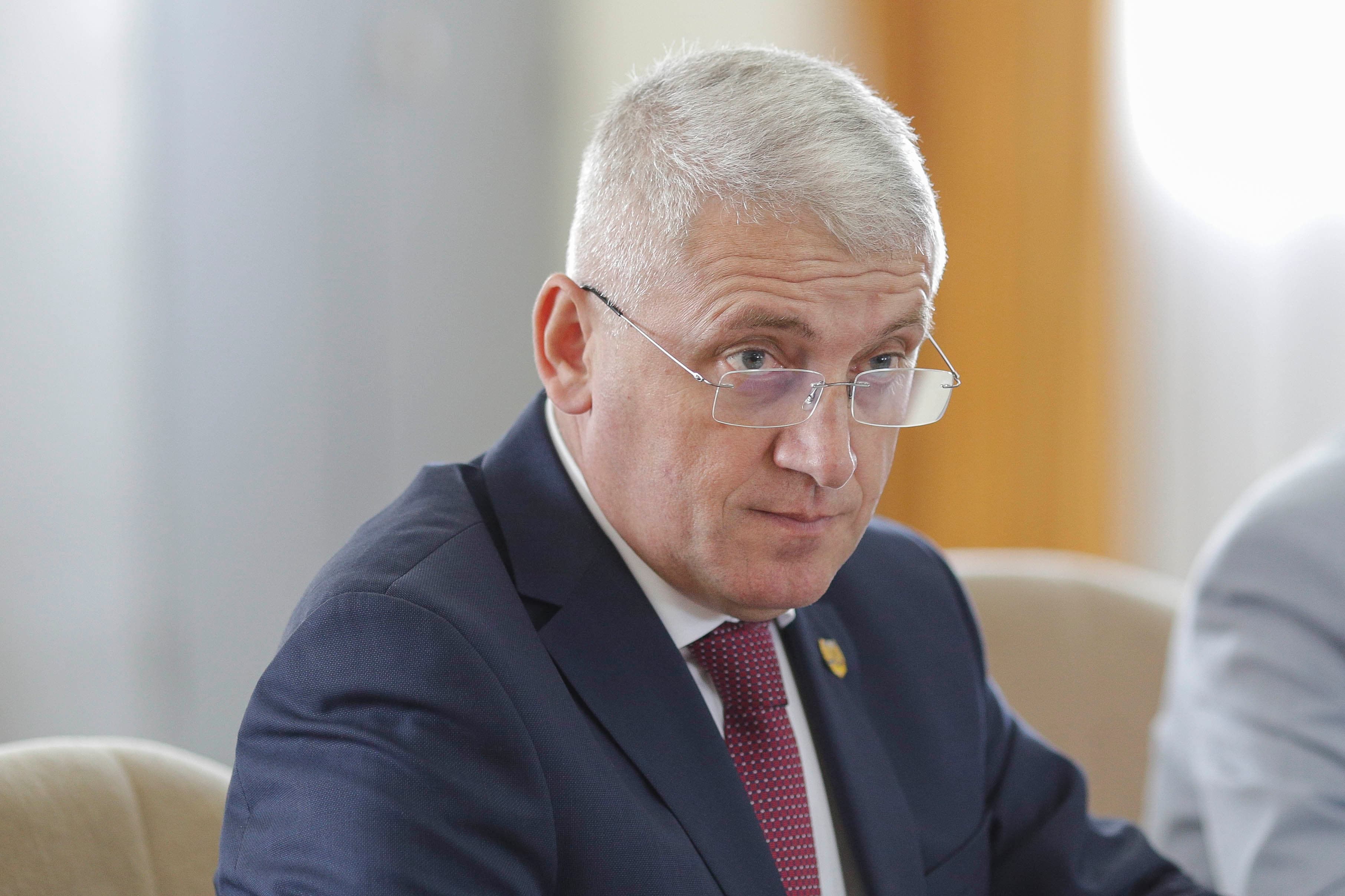 Ca la club în birourile AEP. Țuțuianu: „Și-au adus narghilea și tot ce era necesar să se simtă bine în timpul programului”