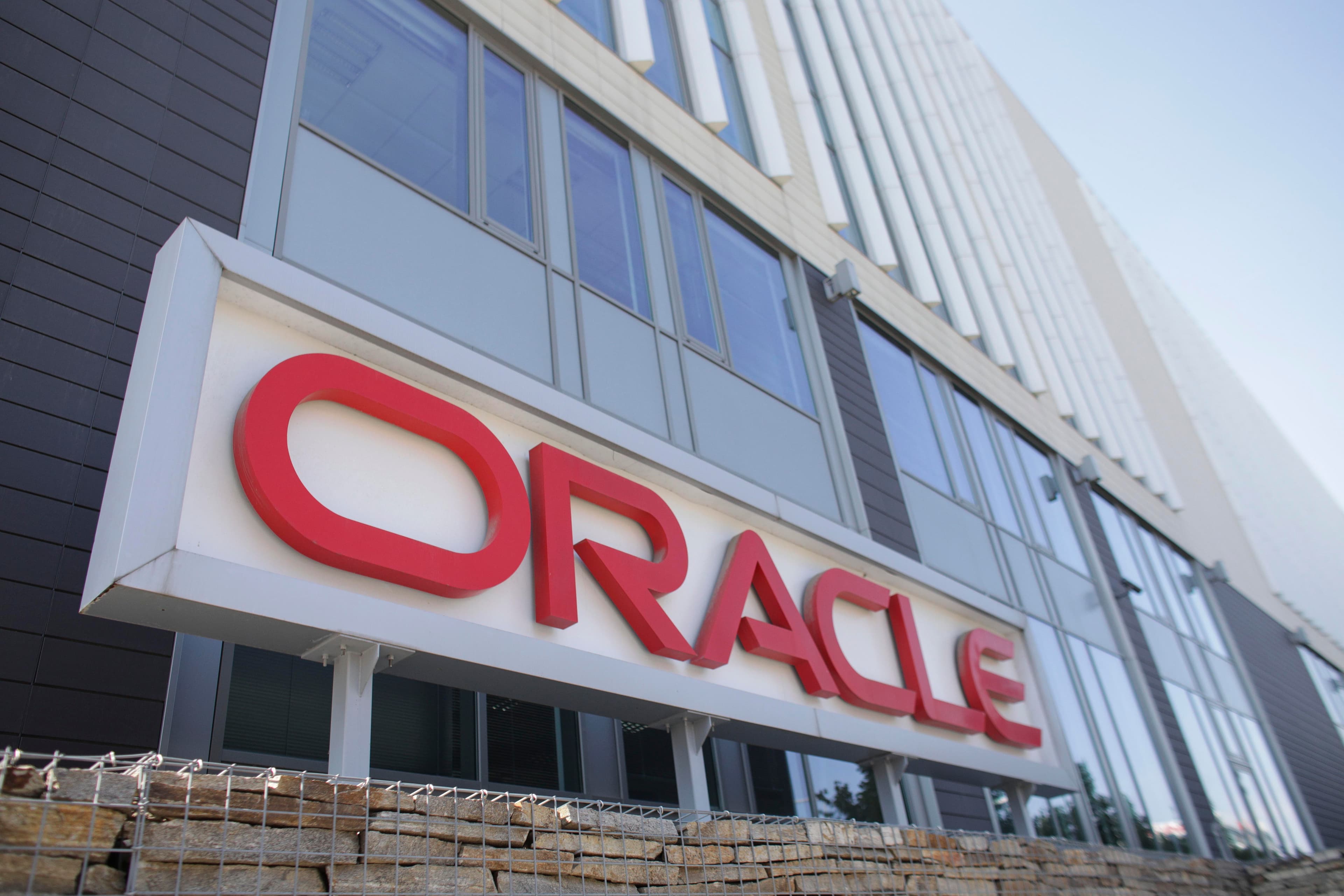 Oracle a început un nou val de concedieri, în timp ce compania face investiții masive în inteligența artificială