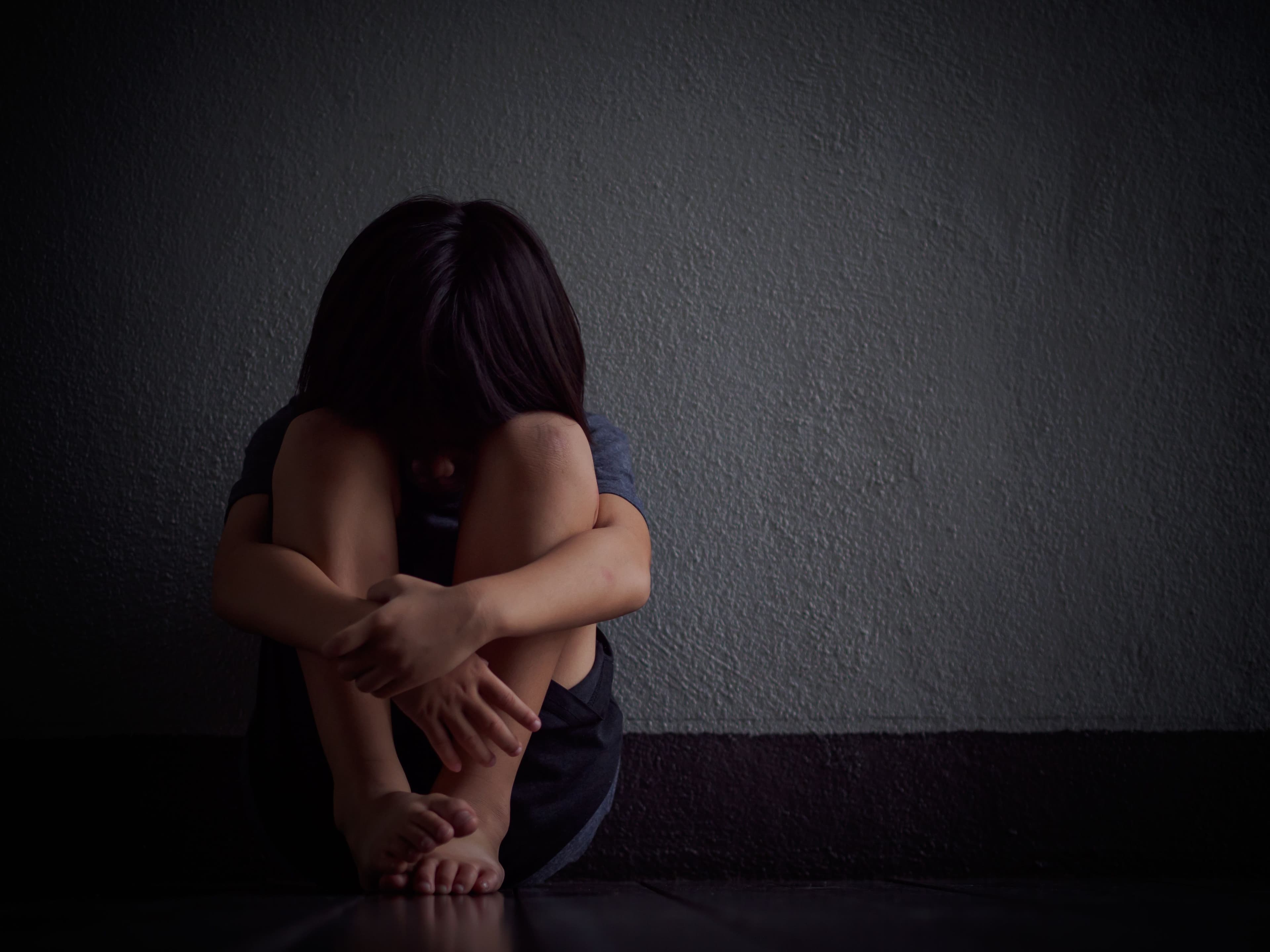 Lege promulgată: agresorii sexuali condamnați nu mai pot lucra cu persoane vulnerabile. Interdicții extinse în școli și spitale