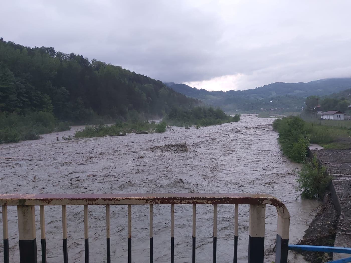 Ploile fac ravagii în Vrancea și Neamț: persoane evacuate, sate afectate și pod avariat în Grințieș
