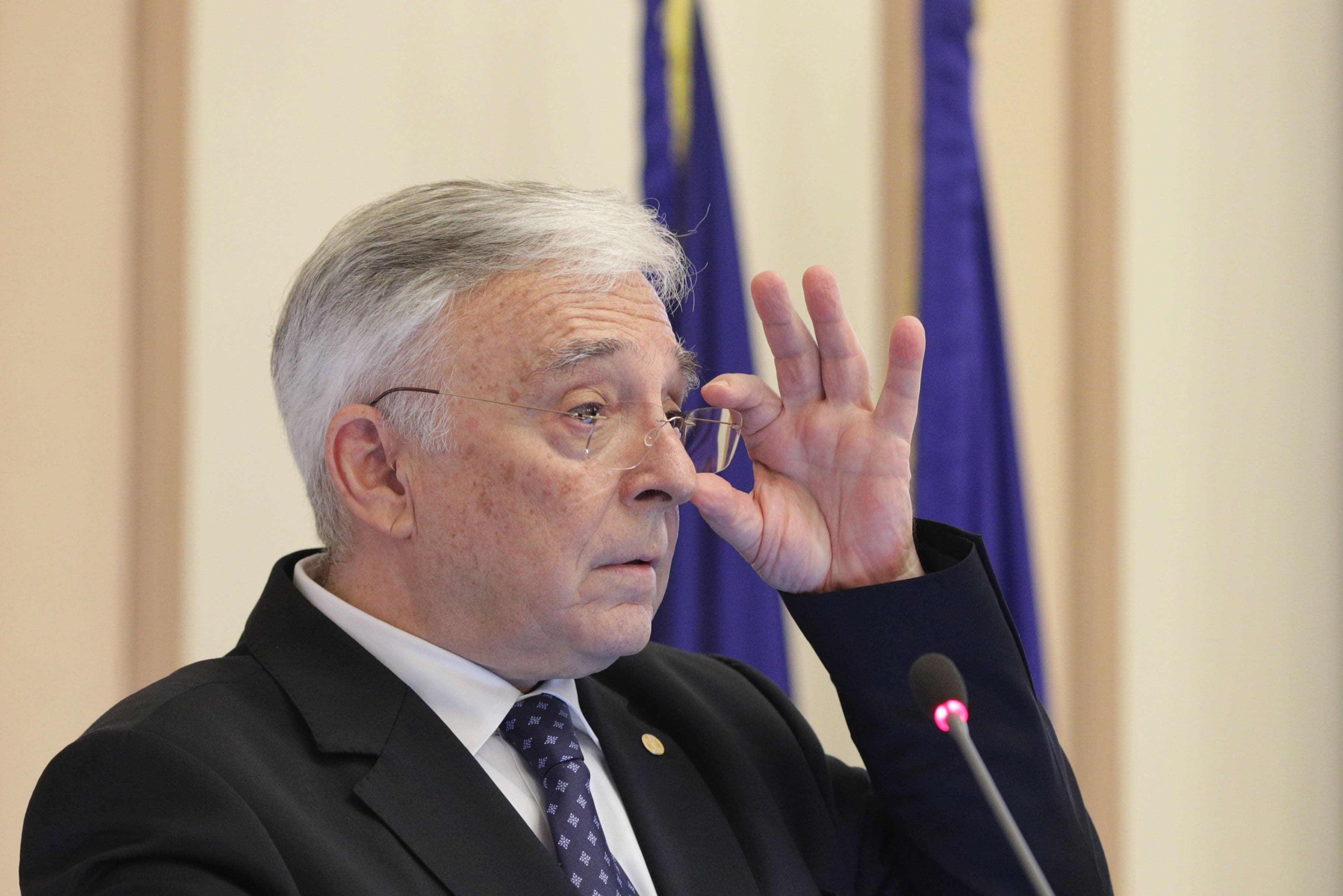 Mugur Isărescu respinge acuzațiile privind un curs euro „ținut artificial”: „Dacă vindeam masiv valută, cum mai creșteau rezervele?”