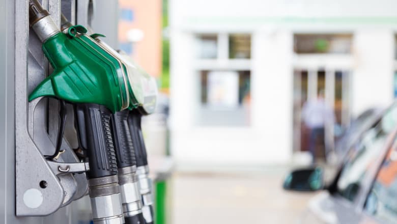 Guvernul a adoptat Ordonanţa de urgenţă privind reducerea temporară a nivelului accizei la motorină: Acciza la motorina standard comercializată pe piaţa internă va fi redusă temporar cu 30 de bani pe litru, pe perioada crizei