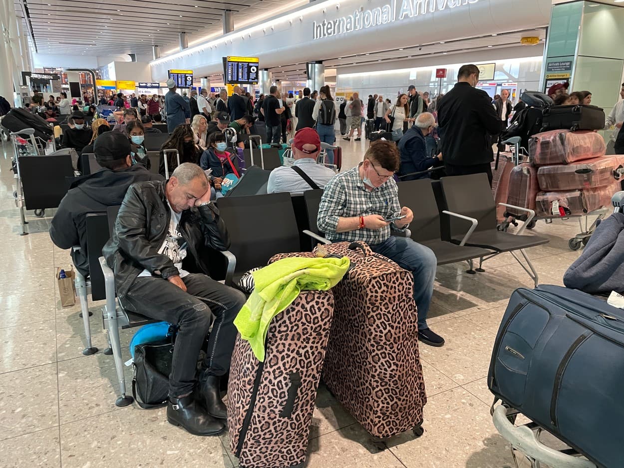Furtunile au dat peste cap traficul aerian din Londra. Întârzieri de până la 11 ore pe aeroporturile Heathrow și Gatwick