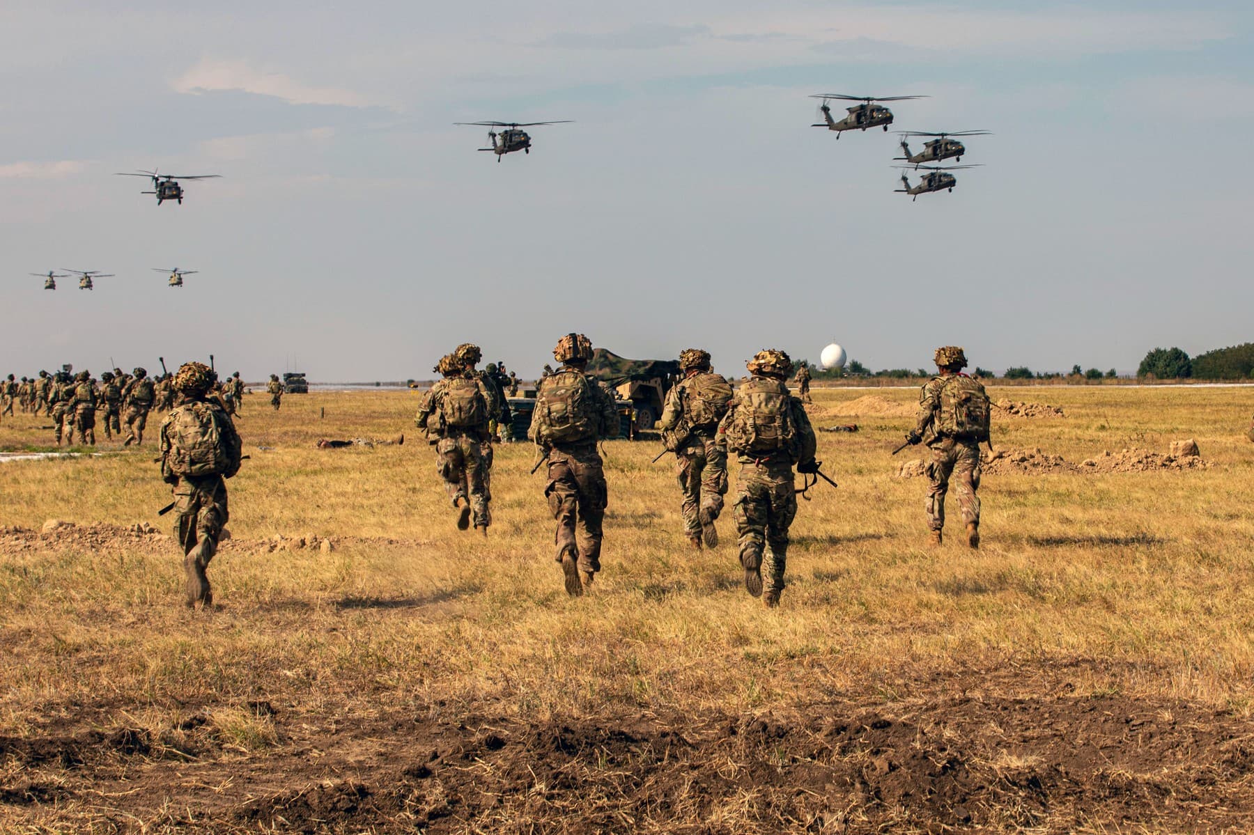 Ambasadorul SUA la NATO: Revizuirea prezenţei militare americane în Europa ţine cont de ameninţări. „Este o evaluare strict militară”