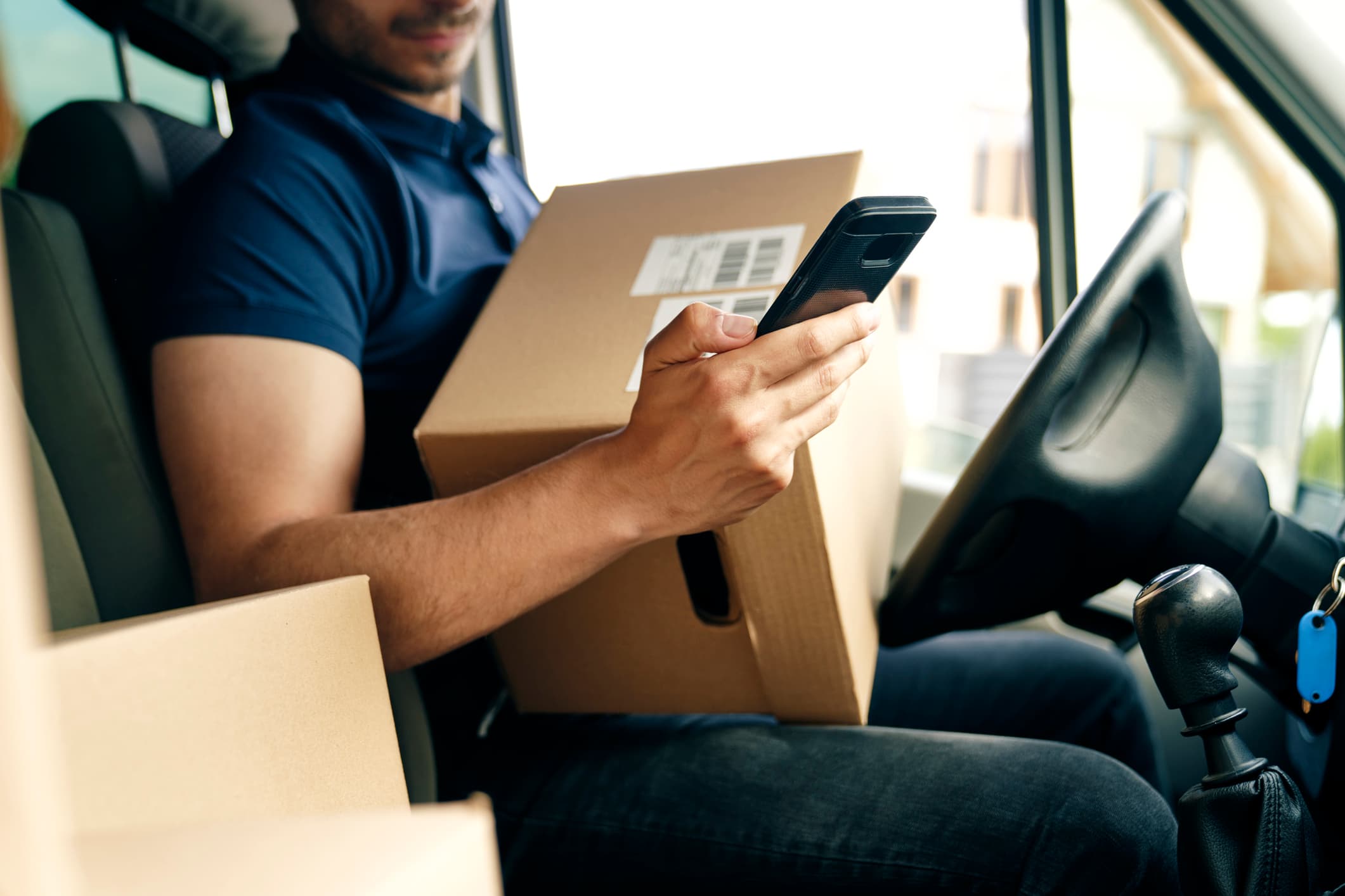 Cumpărăturile online din afara UE se scumpesc de la 1 iulie. Românii vor plăti o nouă taxă de 3 euro pentru fiecare articol din colet