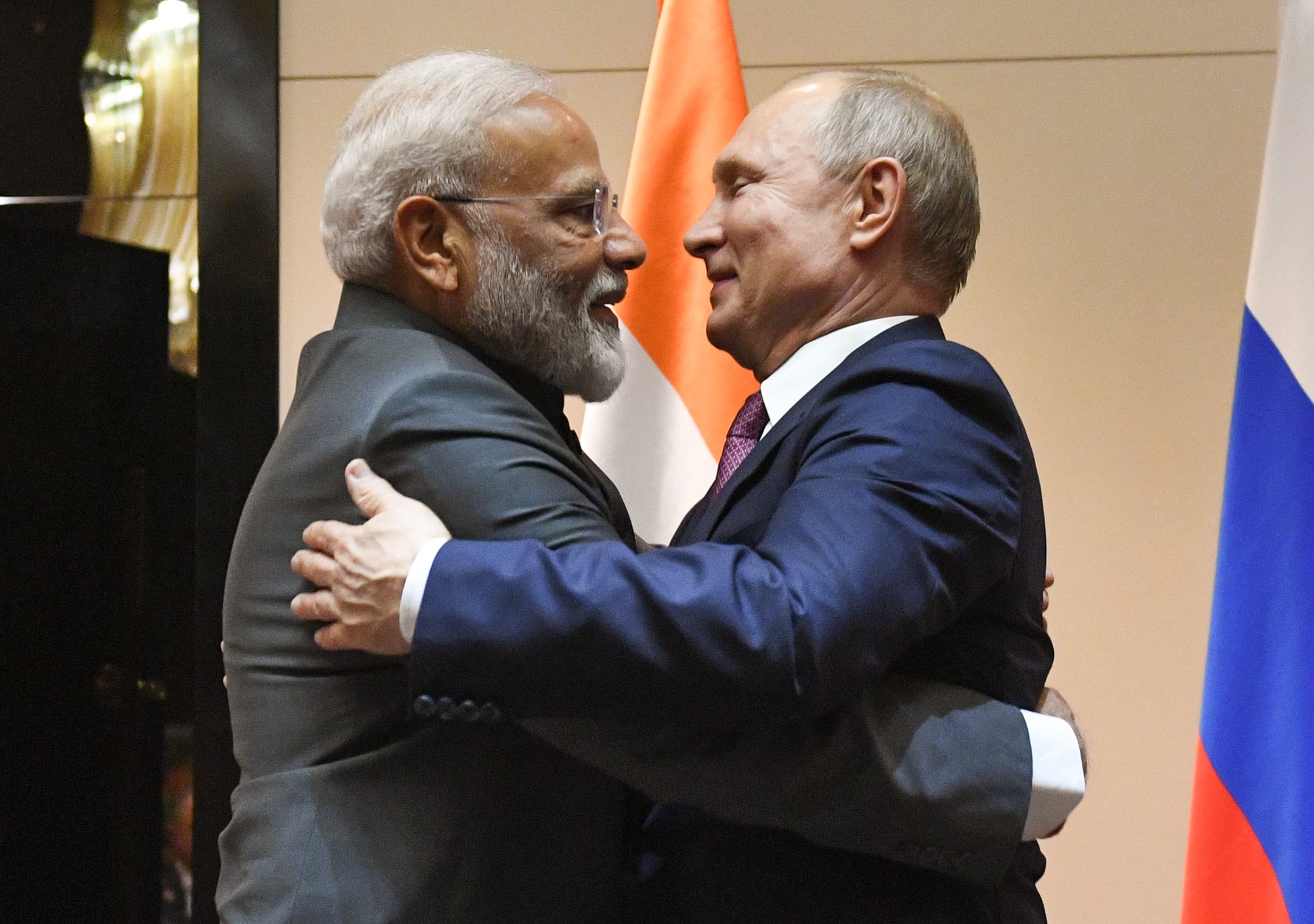 Inevitabilul s-a produs. Putin l-a rugat pe Modi să-i vândă benzină. Cantitățile impresionante pe care le va importa Rusia din India