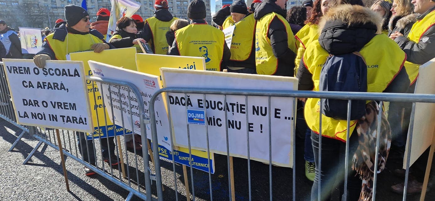 Protest în fața Guvernului și la Parlament: sindicaliştii din educaţie sunt nemulțumiți de legea salarizării