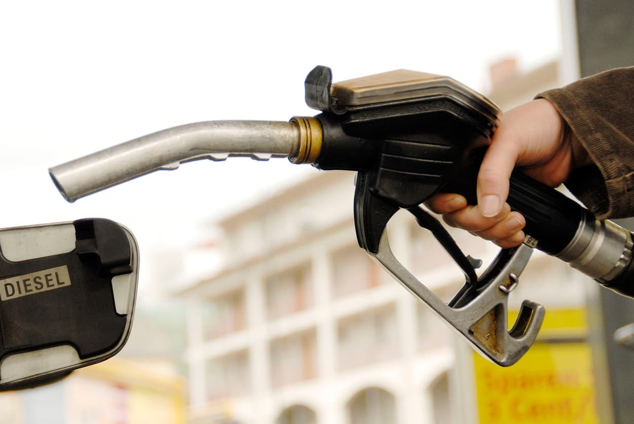 Motorina se scumpește din nou în două zile, după ce expiră reducerea accizei. Cât vor plăti în plus șoferii la un plin