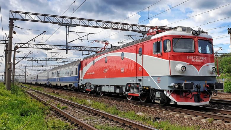 Circulația feroviară este blocată între Brașov și Sighișoara din cauza unui copac căzut