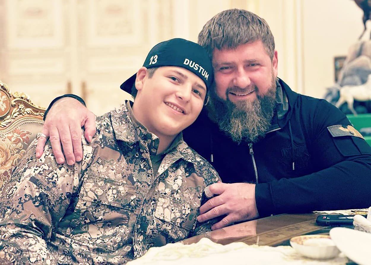Două medalii „Erou al Ceceniei” pentru fiul lui Kadîrov: una pentru susținerea războiului din Ucraina, cealaltă după o bătaie în arest