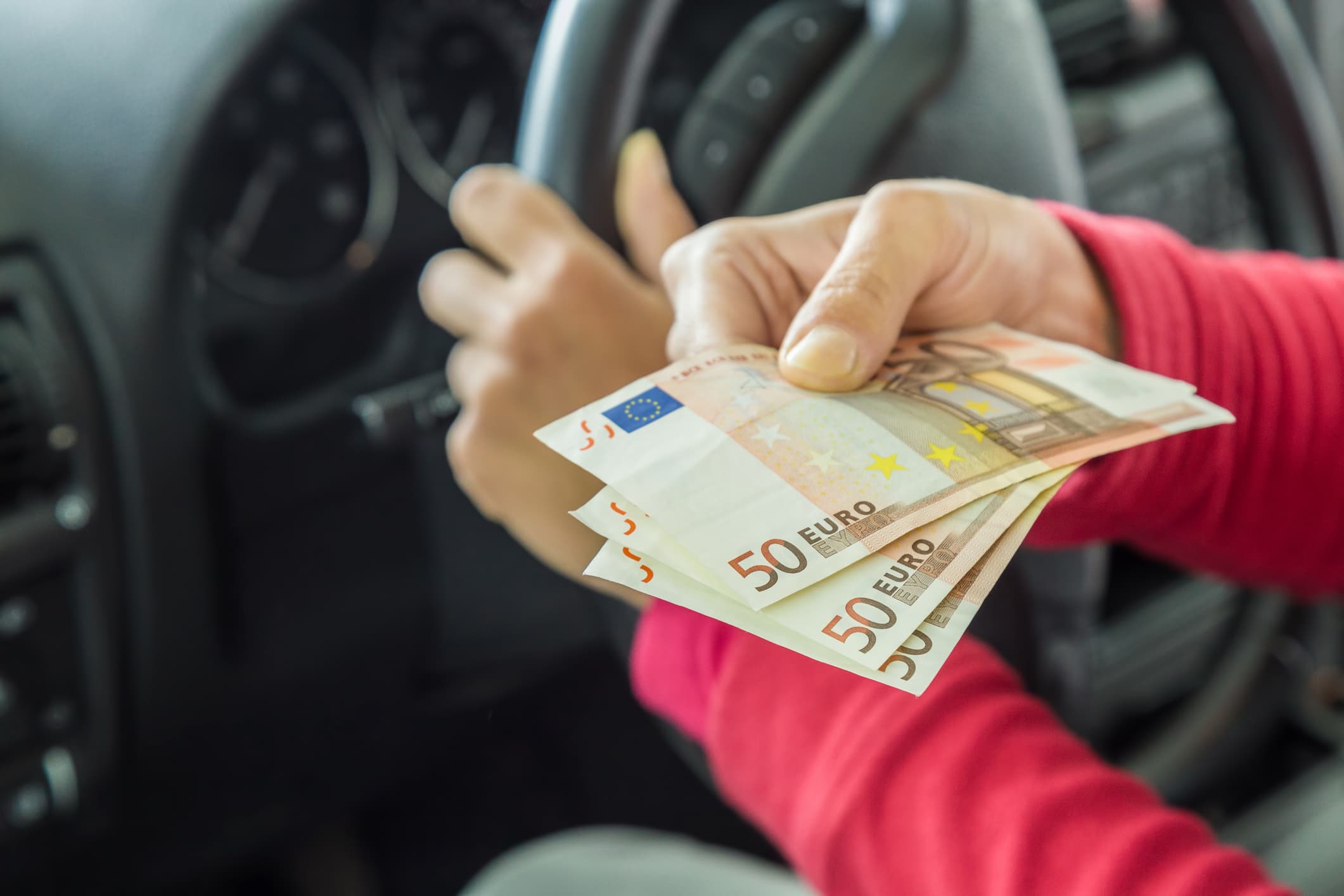 Un șofer din București a încercat să mituiască un polițist de la Rutieră cu 2.000 de euro pentru a scăpa de dosar penal