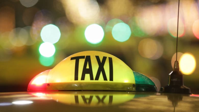 Un bărbat din Târgoviște a spart într-o săptămână 11 taxiuri, din care a furat bani și telefoane