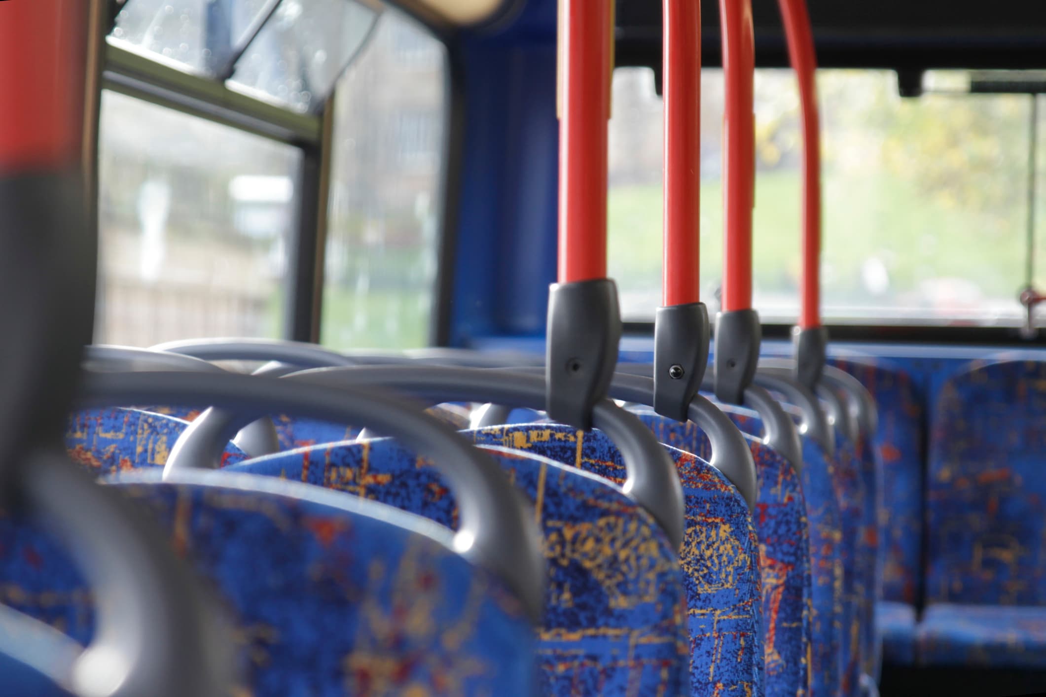 Tânăr prins de jandarmi cu spray lacrimogen și cuțit într-un autobuz din Bacău