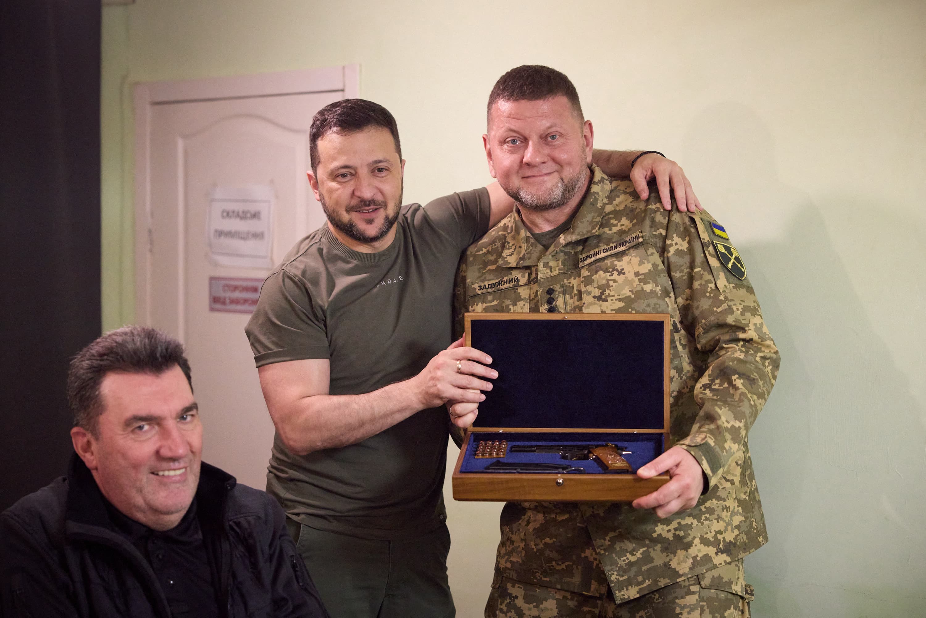Ce scoruri ar obține Zelenski și Zalujnîi, fostul comandant al armatei, dacă ar fi alegeri prezidențiale în Ucraina (sondaj)