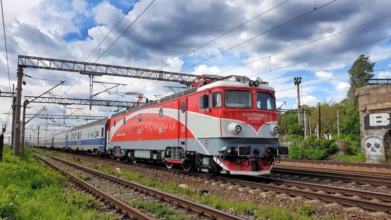 Circulație feroviară oprită între Brașov și Sighișoara după ruperea unei șine. Trei trenuri blocate în stații