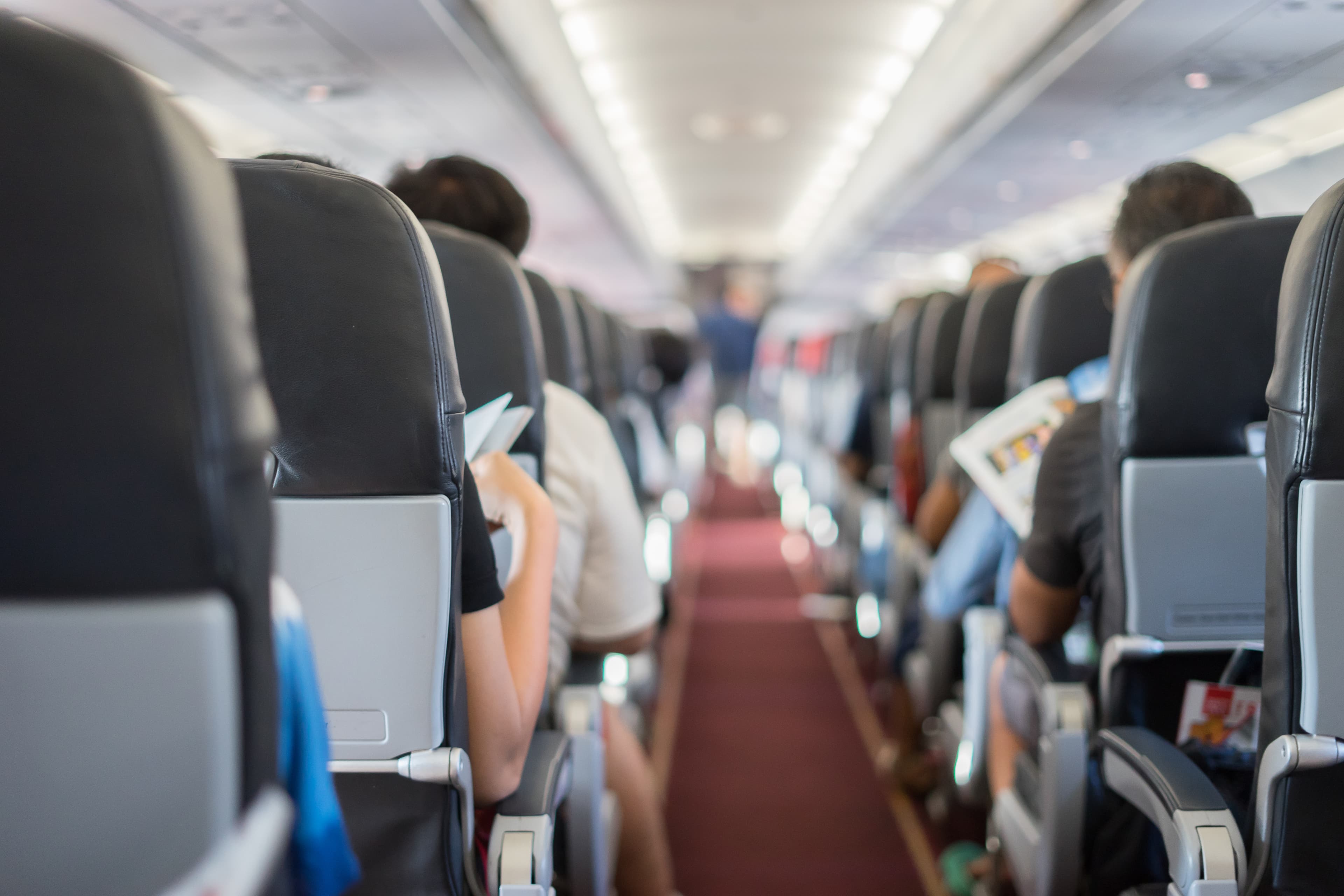 Mai multe drepturi pentru pasageri în UE: bagaj de mână în prețul biletului de avion, despăgubiri mai rapide și alte reguli importante