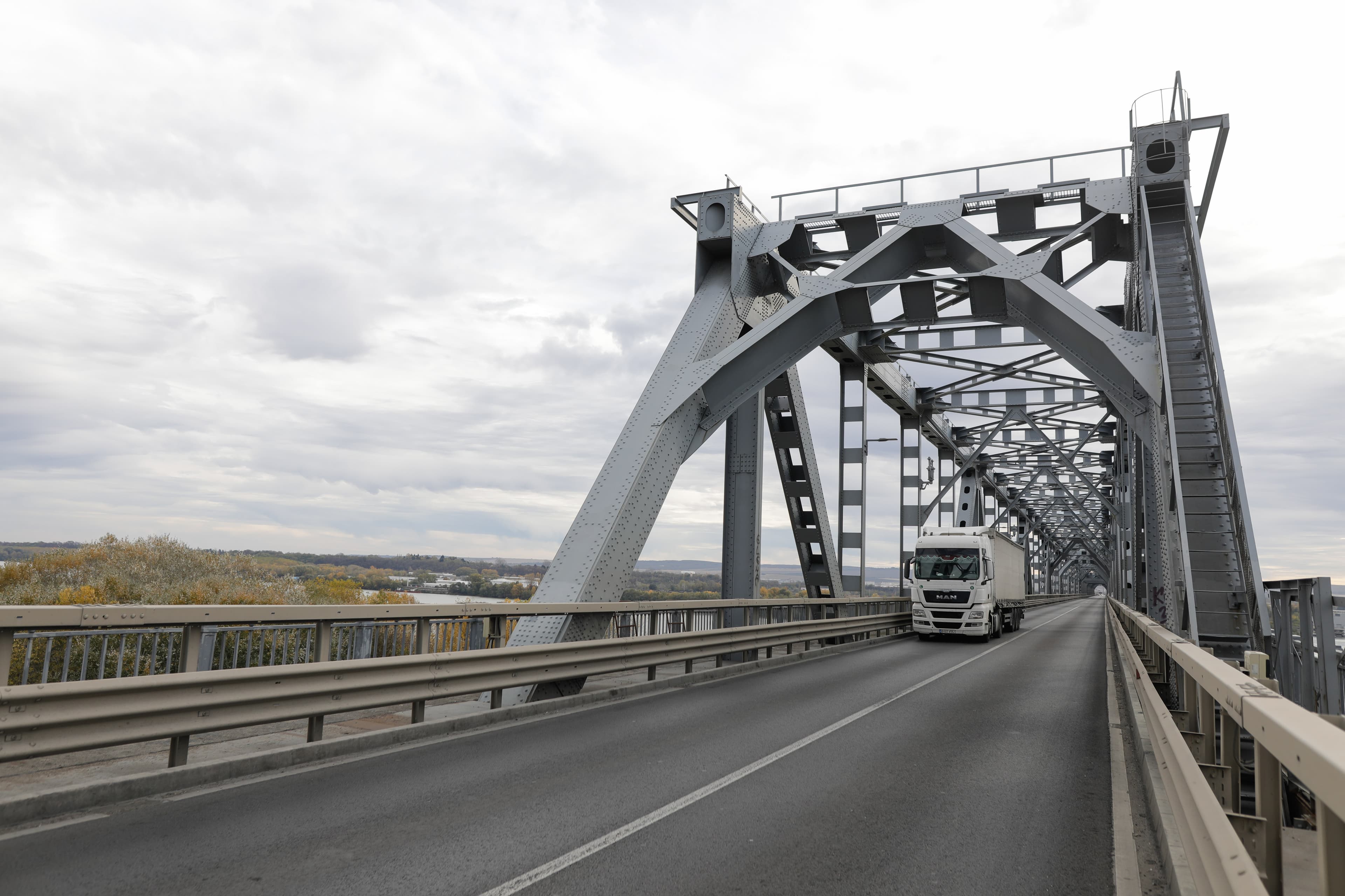 Circulaţia pe Podul Prieteniei va fi oprită temporar sâmbătă