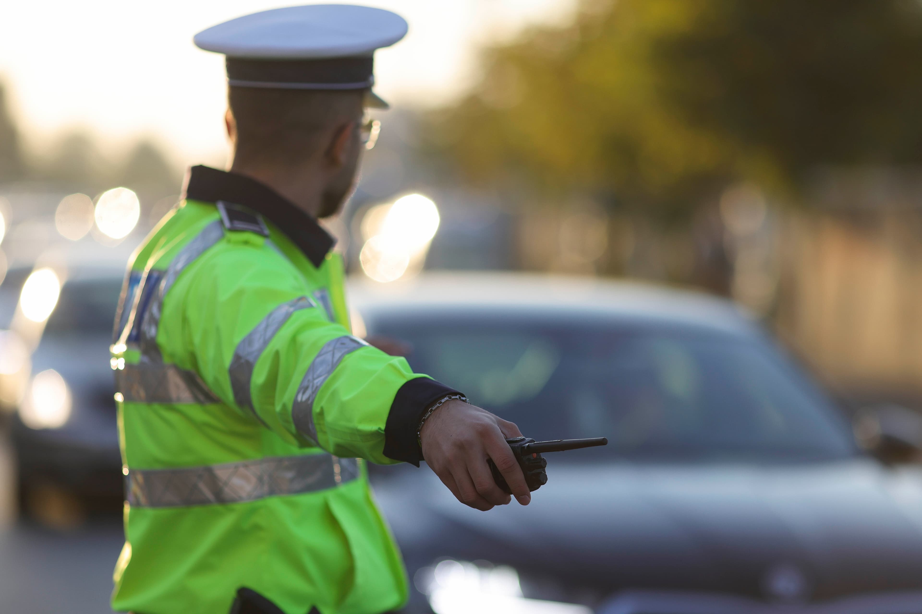Un bărbat urmărit internaţional şi două hoaţe, prinşi de poliţişti în Cluj după ce au trecut cu mașina pe roşu la semafor