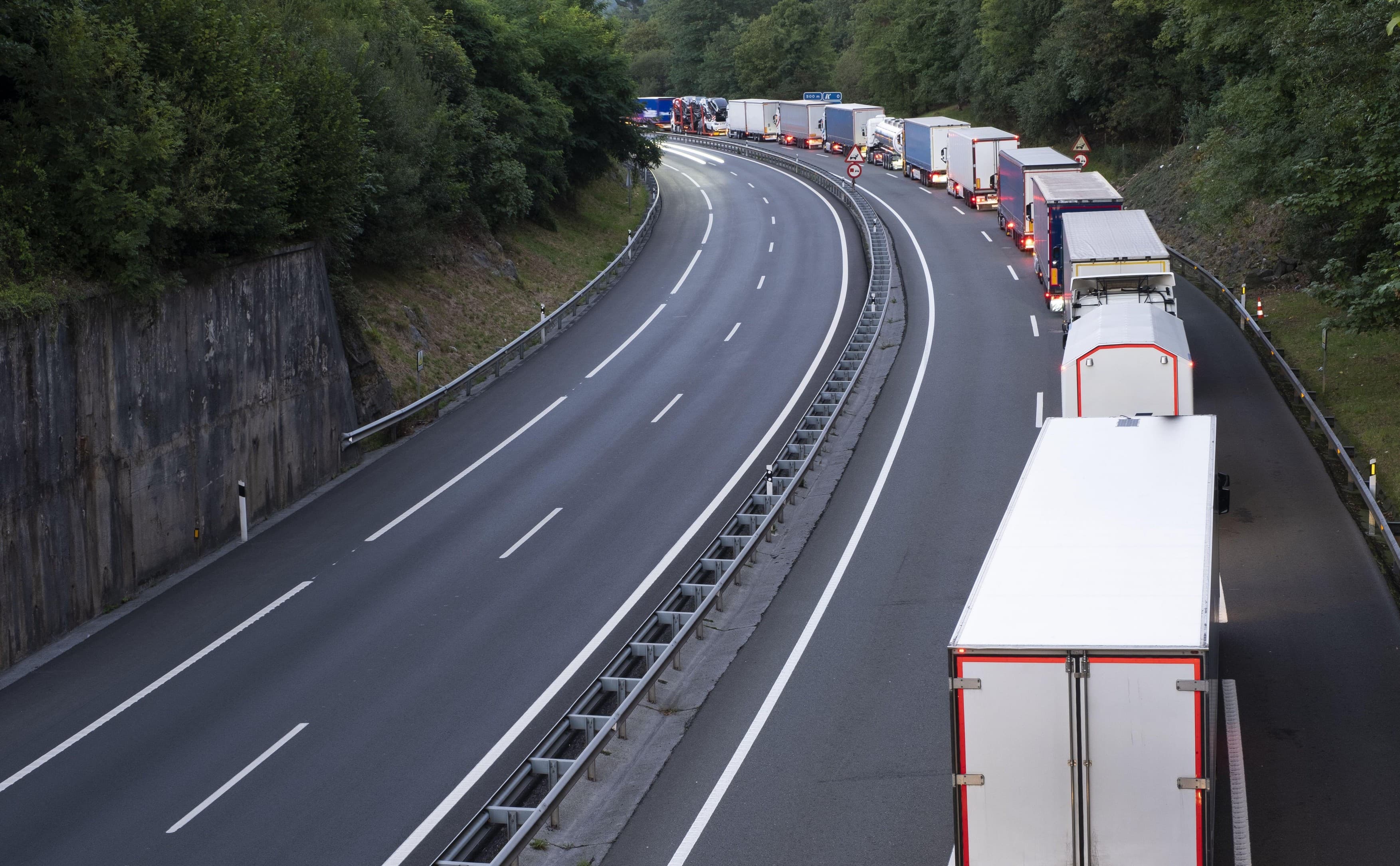 CNAIR impune restricţii de circulaţie autovehiculelor de peste 7,5 tone în 16 judeţe, din cauza caniculei