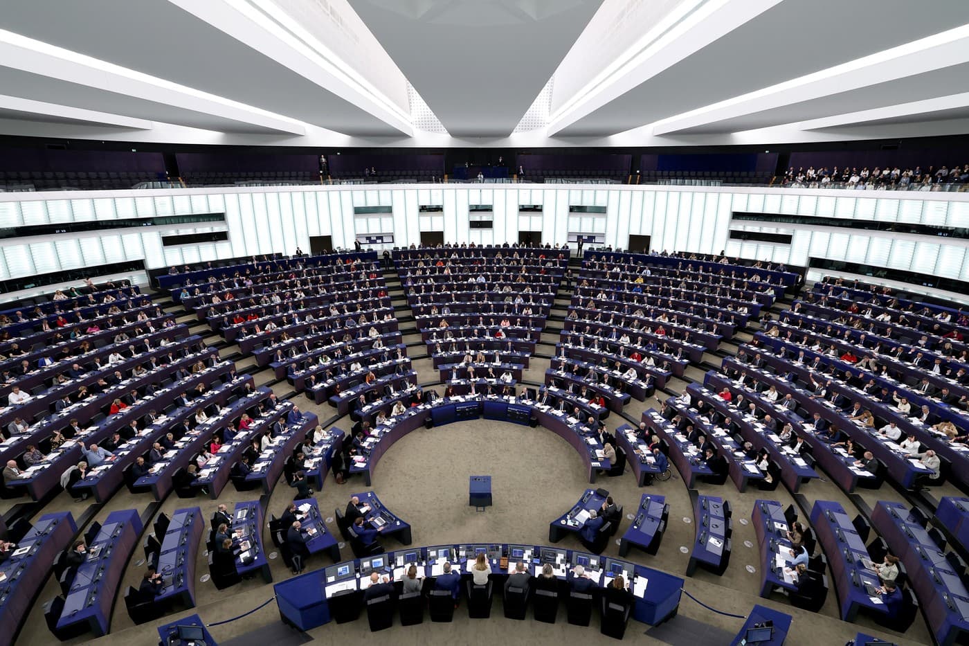 PE: Creşterile pentru România în viitorul buget UE sunt insuficiente, iar tăierile la competitivitate şi apărare sunt o greşeală