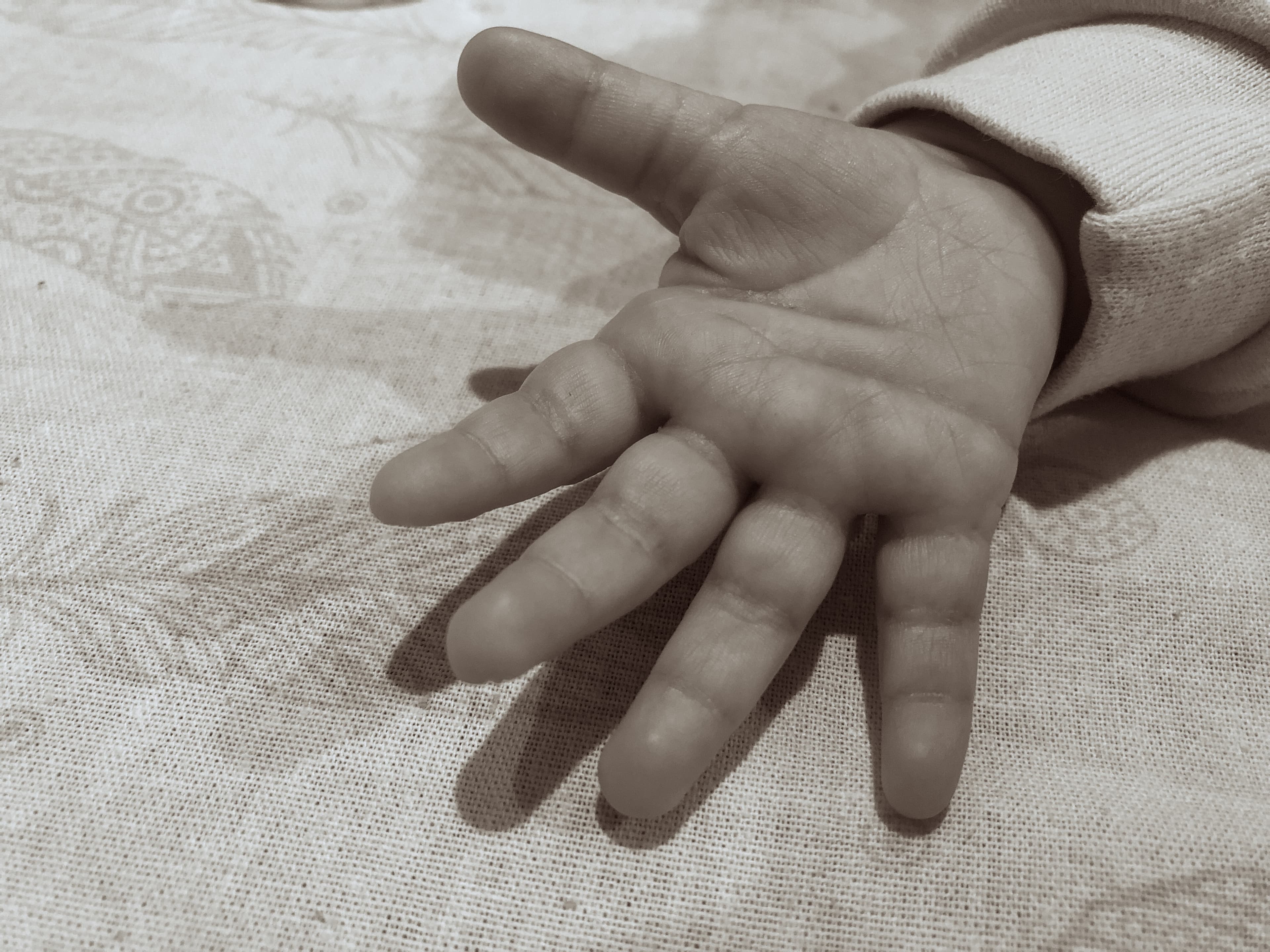 Caz șocant în Vrancea: o mamă a încercat să-și sufoce copilul, sub privirile tatălui, care nu a intervenit. Părinții au fost arestați