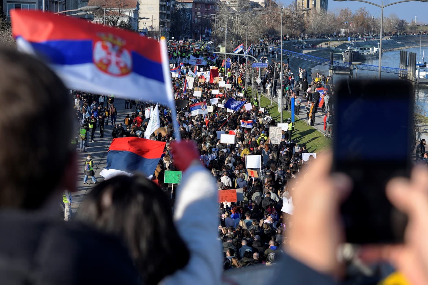 Serbia: Procurorii susțin că studenții au plănuit simularea unui atac cu „tun sonic” la proteste. Oficialii vorbesc despre război civil