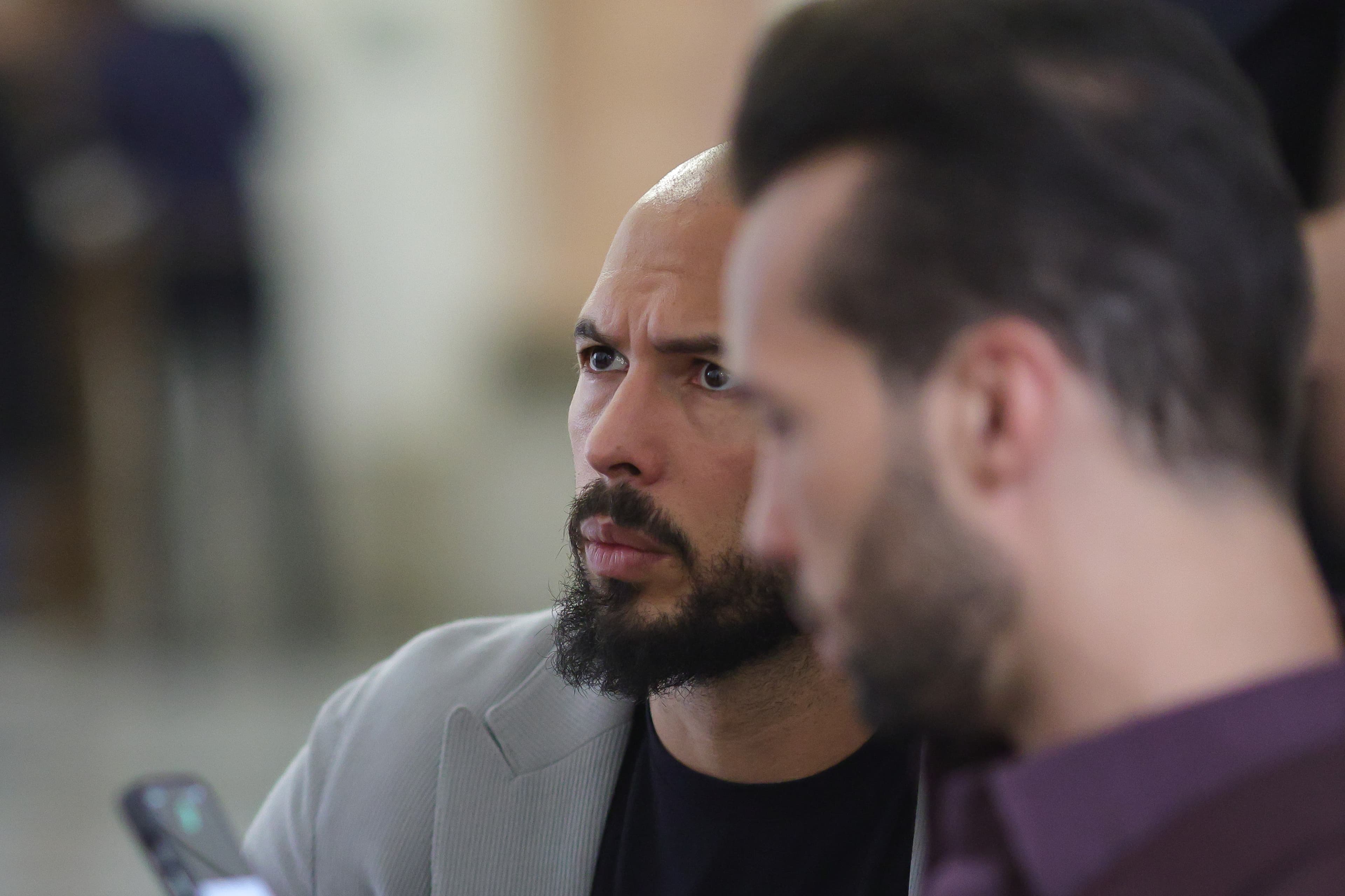 Noi acuzații aduse de DIICOT pentru frații Tate: Ar fi obținut peste 1 milion de dolari din exploatarea unei victime care era minoră