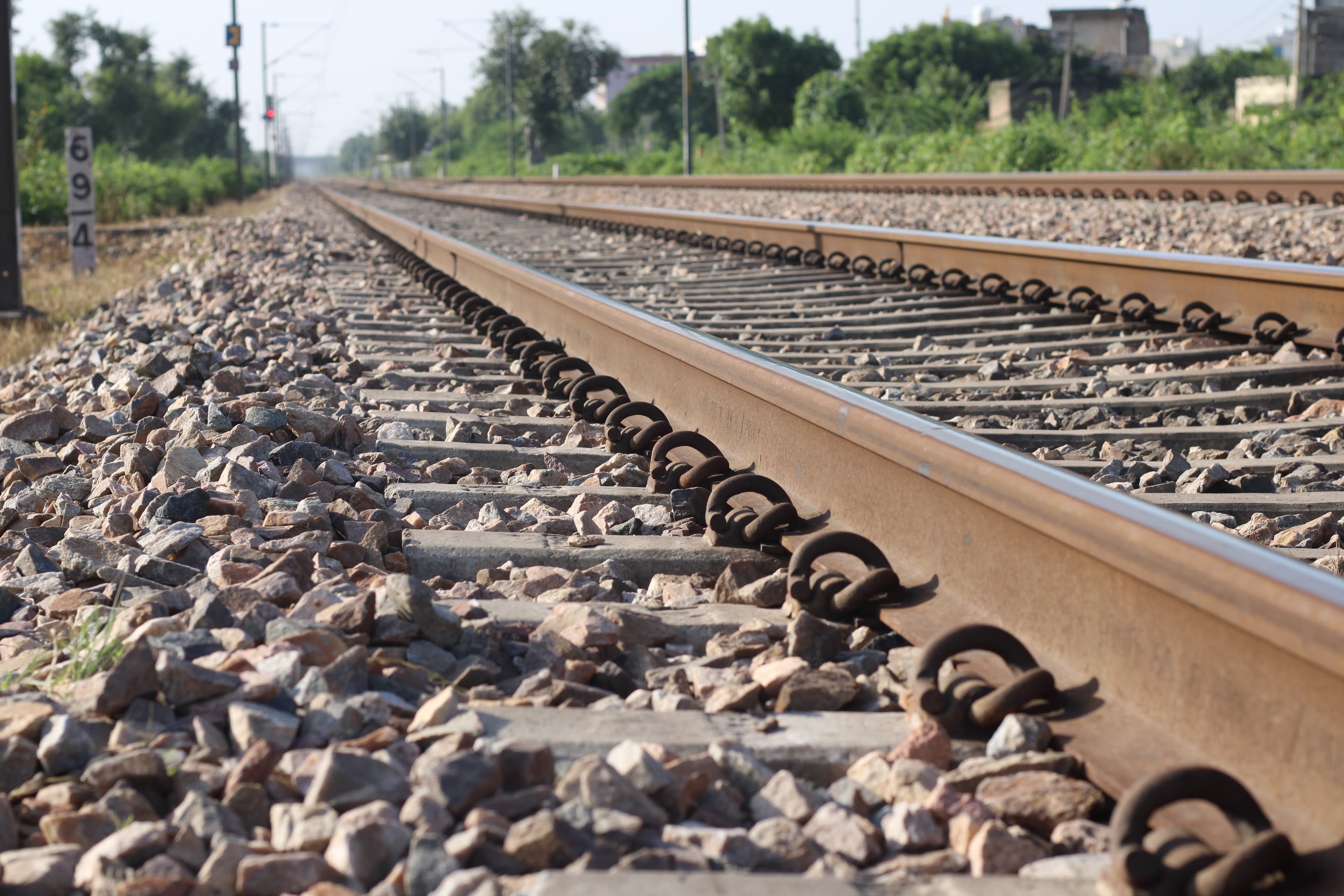 Probleme pe calea ferată: pantograful rupt al unei locomotive, la Fetești, a blocat traficul pe linia București - Constanța