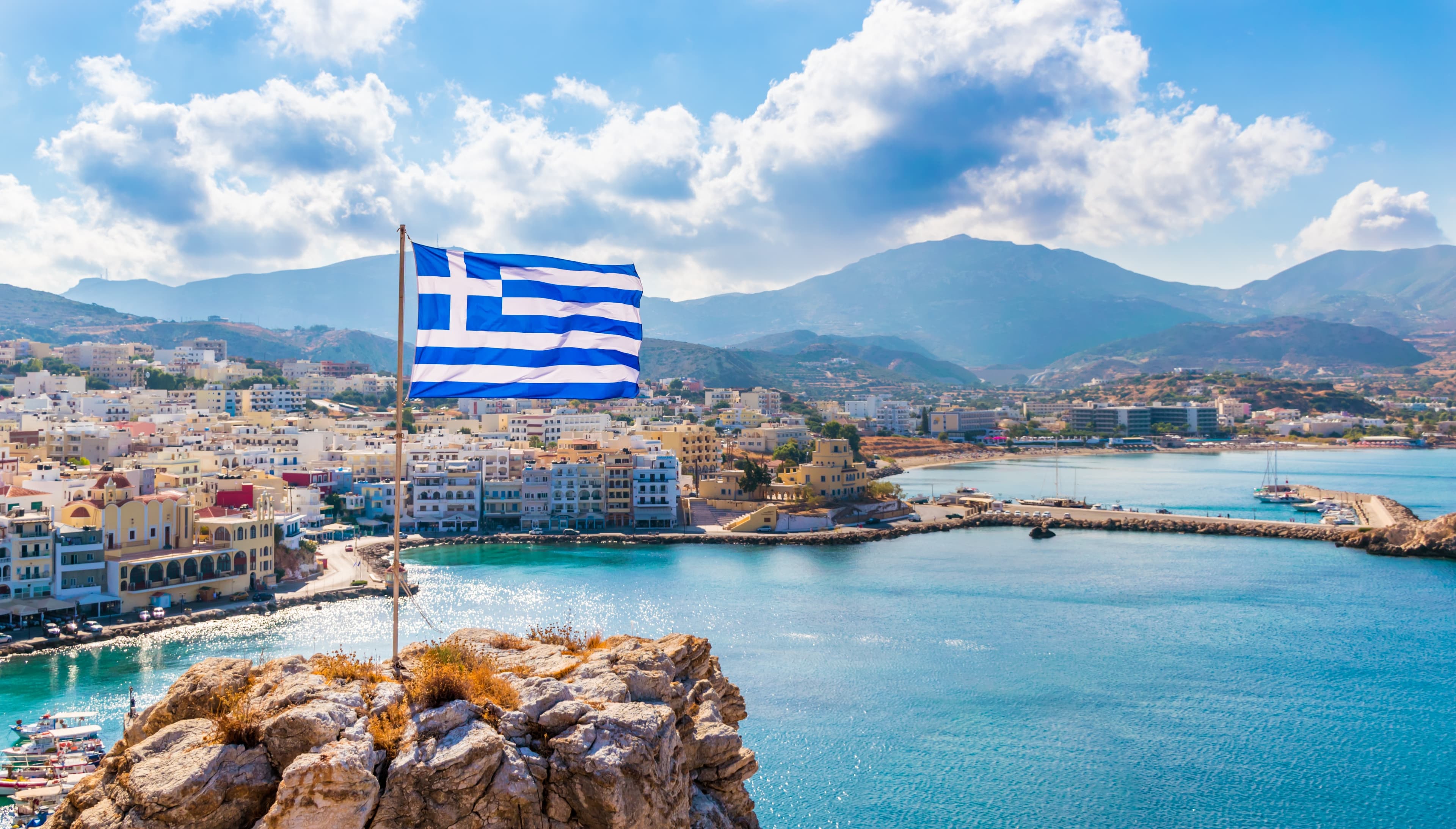 Drone și sateliți pe plajele din Grecia. Neregulile și șezlongurile amplasate ilegal vor fi depistate din aer