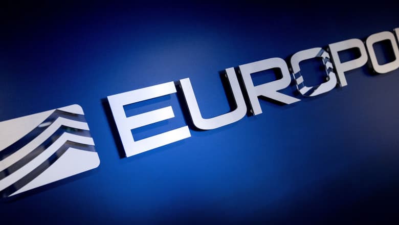 O rețea europeană de trafic de droguri și spălare de bani, coordonată din Kosovo, destructurată: comunica criptat prin SKY ECC