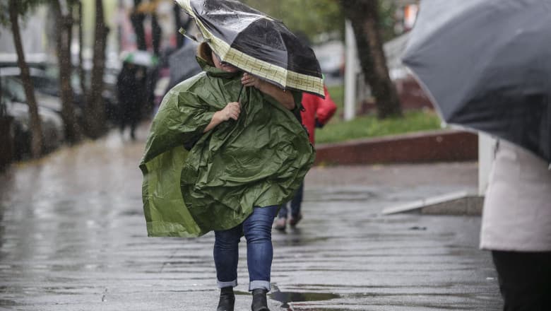 HARTĂ. Avertizare de furtuni cu tunete și grindină în aproape toată țara. Când se strică vremea