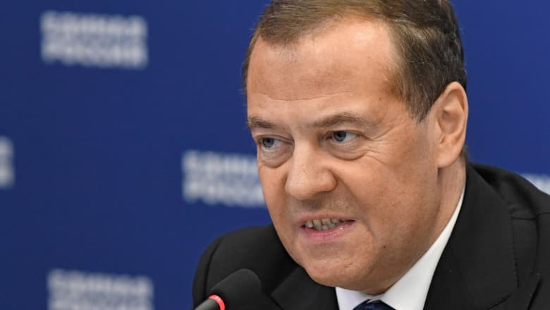 Medvedev amenință după ce o dronă rusă a lovit un bloc în Galați: „Acest lucru se va întâmpla în continuare”