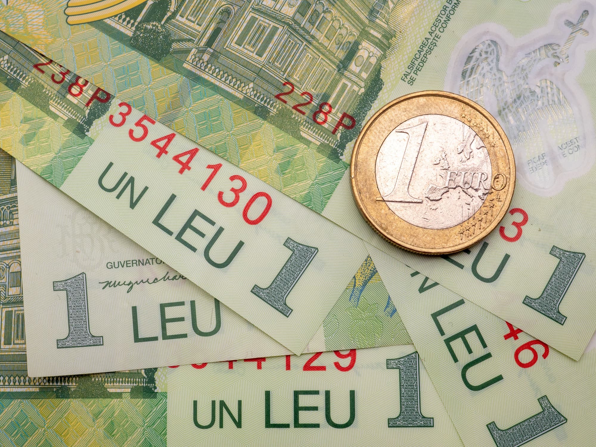 Euro a atins un nou maxim istoric. Profesorul Cristian Păun avertizează că economia României este „praf”: „Leul o ia razna”