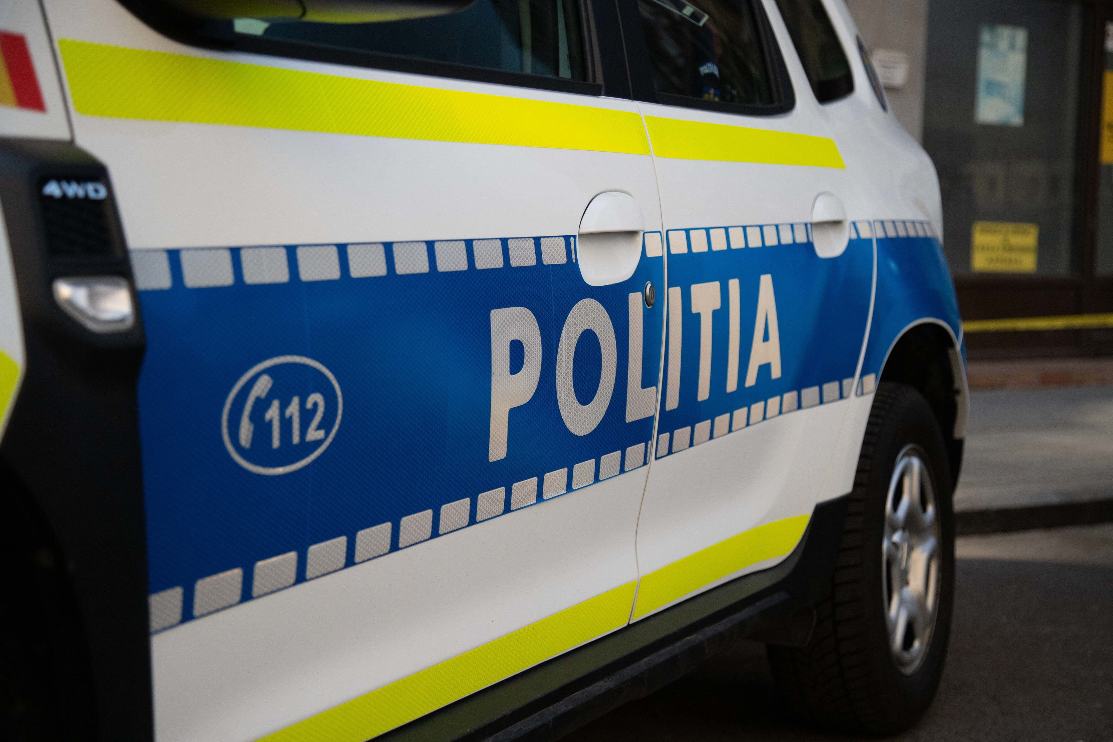 Diploma de la școală a unui copil, indiciul folosit de polițiști pentru a amenda o persoană care a aruncat deșeuri în loc nepermis