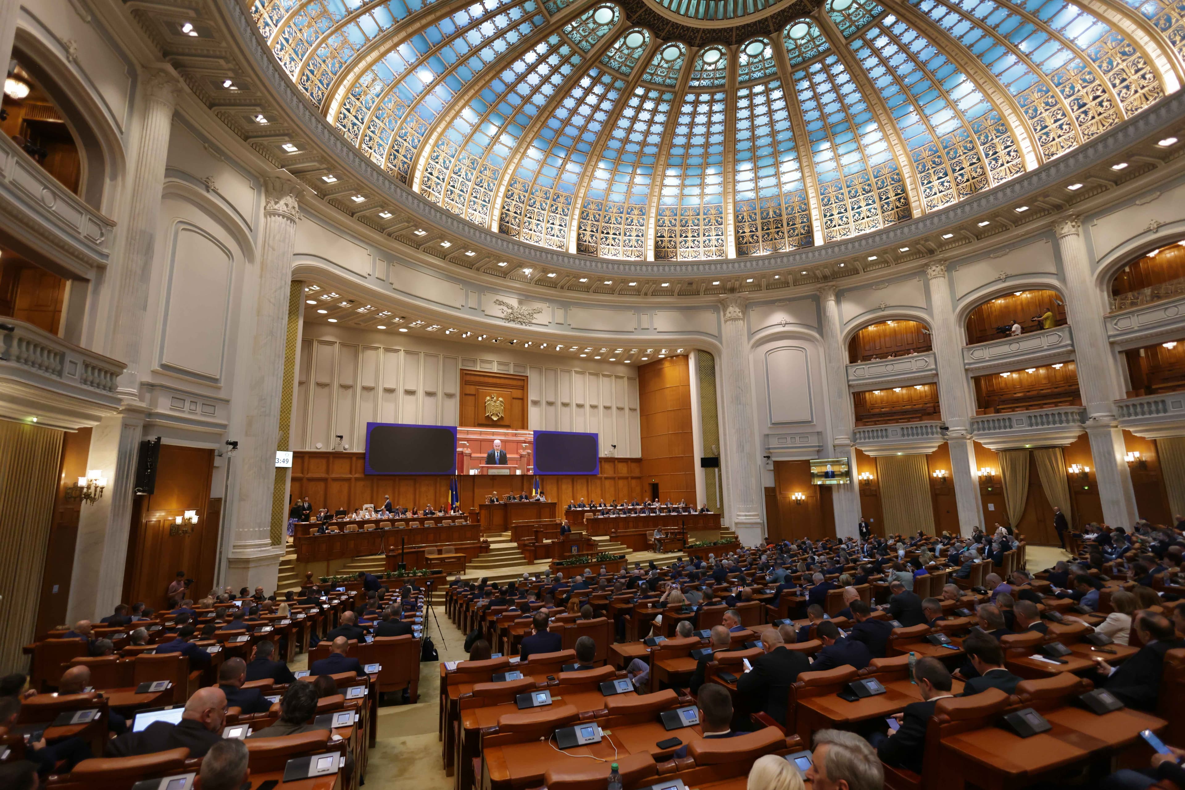 Proiect de lege pentru ca foștii colaboratori ai securității și cei condamnați definitiv să rămână fără ordine și medalii