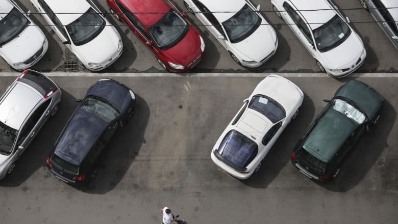 Șoferii cu mașini hibride nu mai pot parca gratuit în București, începând de astăzi. Și jurnaliștii își pierd facilitățile