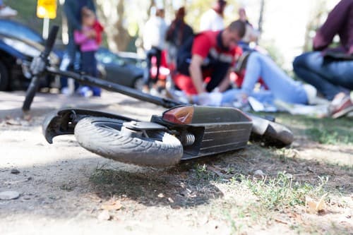 Un bărbat de 45 de ani a murit după ce a căzut de pe o trotinetă electrică