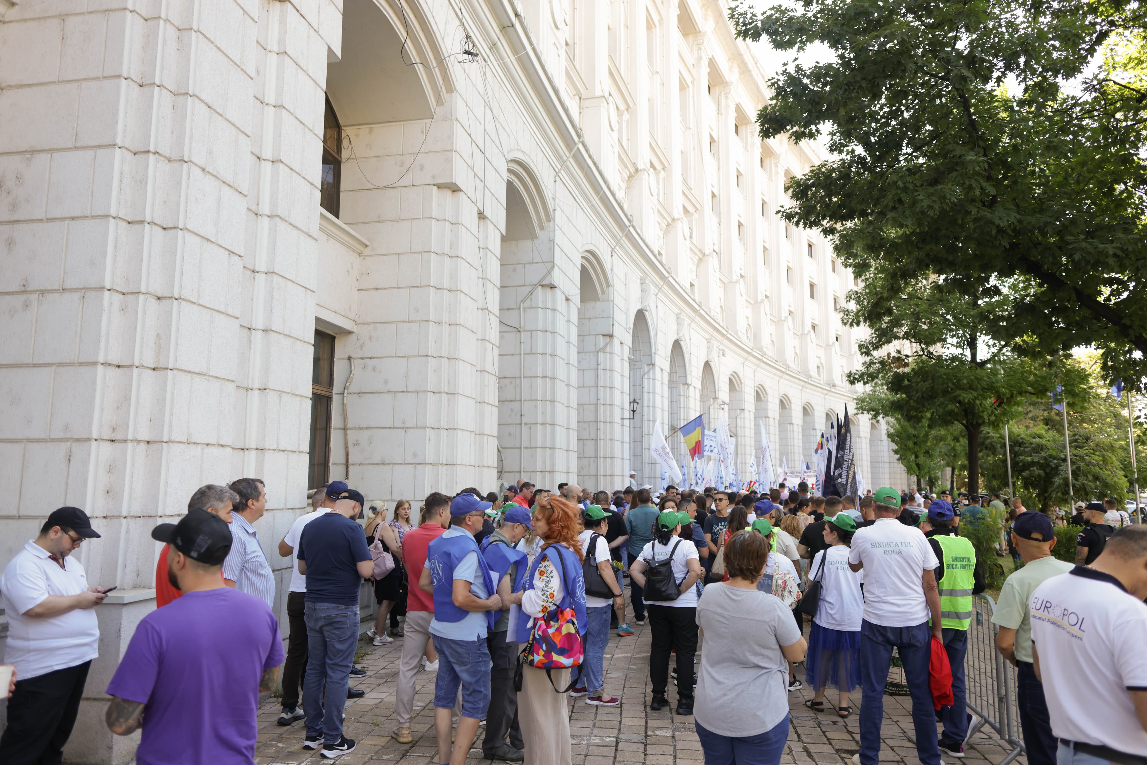 Angajațiii din Finanțe, protest în fața Ministerului. Joi, mii de angajați vor opri lucrul în toată țara, din cauza legii salarizării