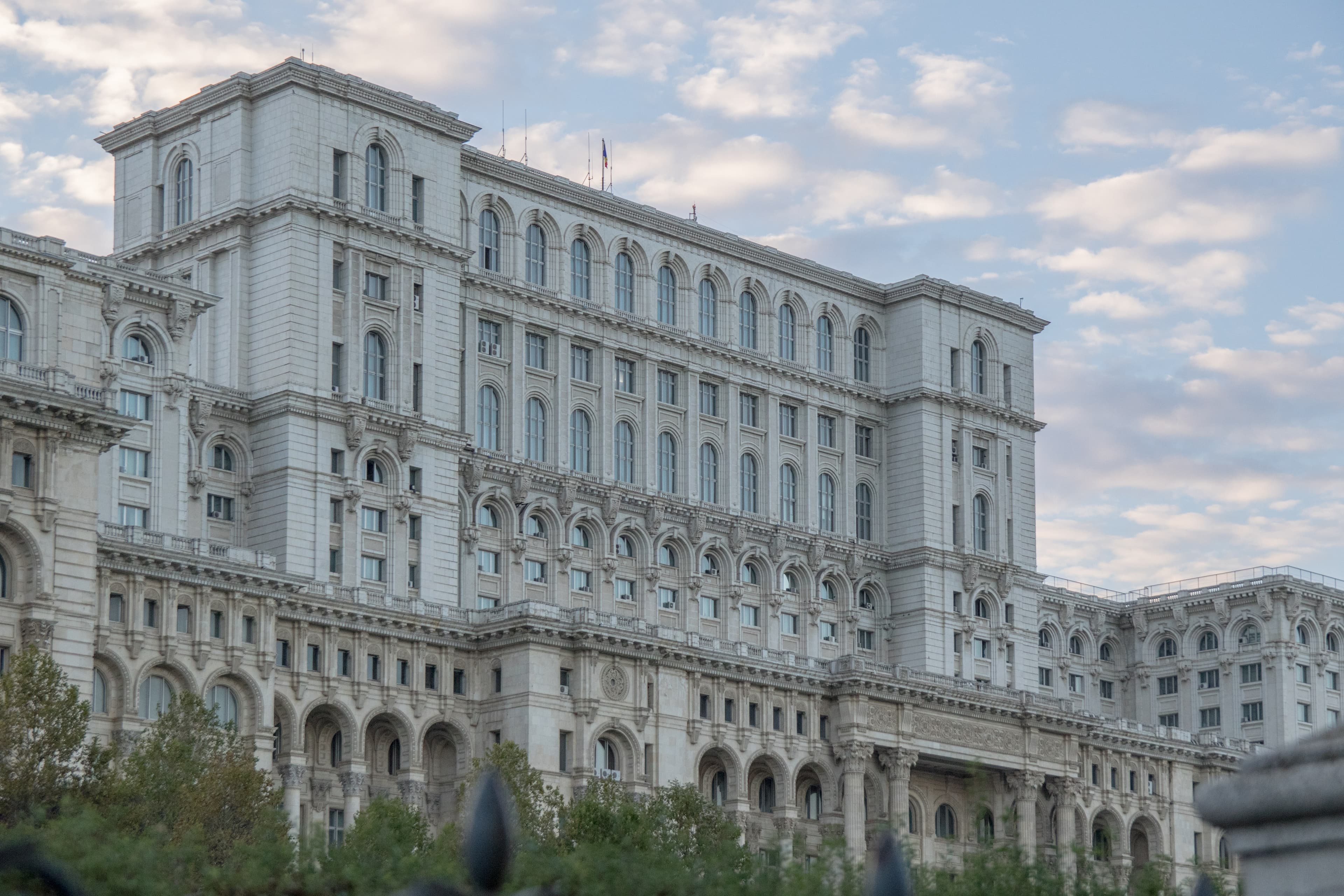 Protest la Senat și Camera Deputaților: funcționarii din Parlament au intrat în grevă japoneză. Revendicările sindicaliștilor