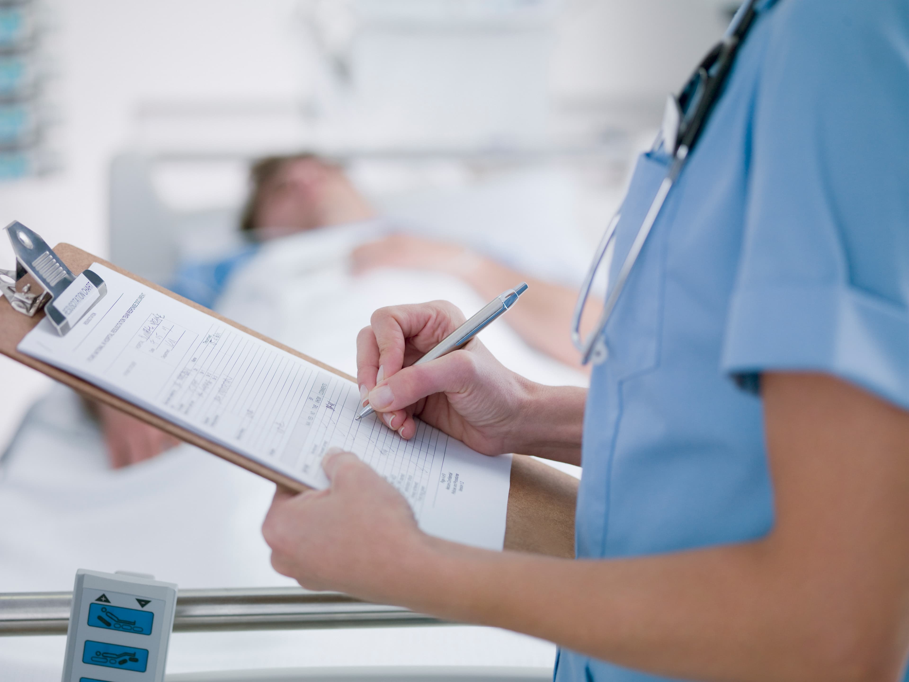 Sistemul medical, notă sub 5 acordată de angajații din spitale într-un sondaj. Salariații reclamă că sunt epuizați și că vor să renunțe